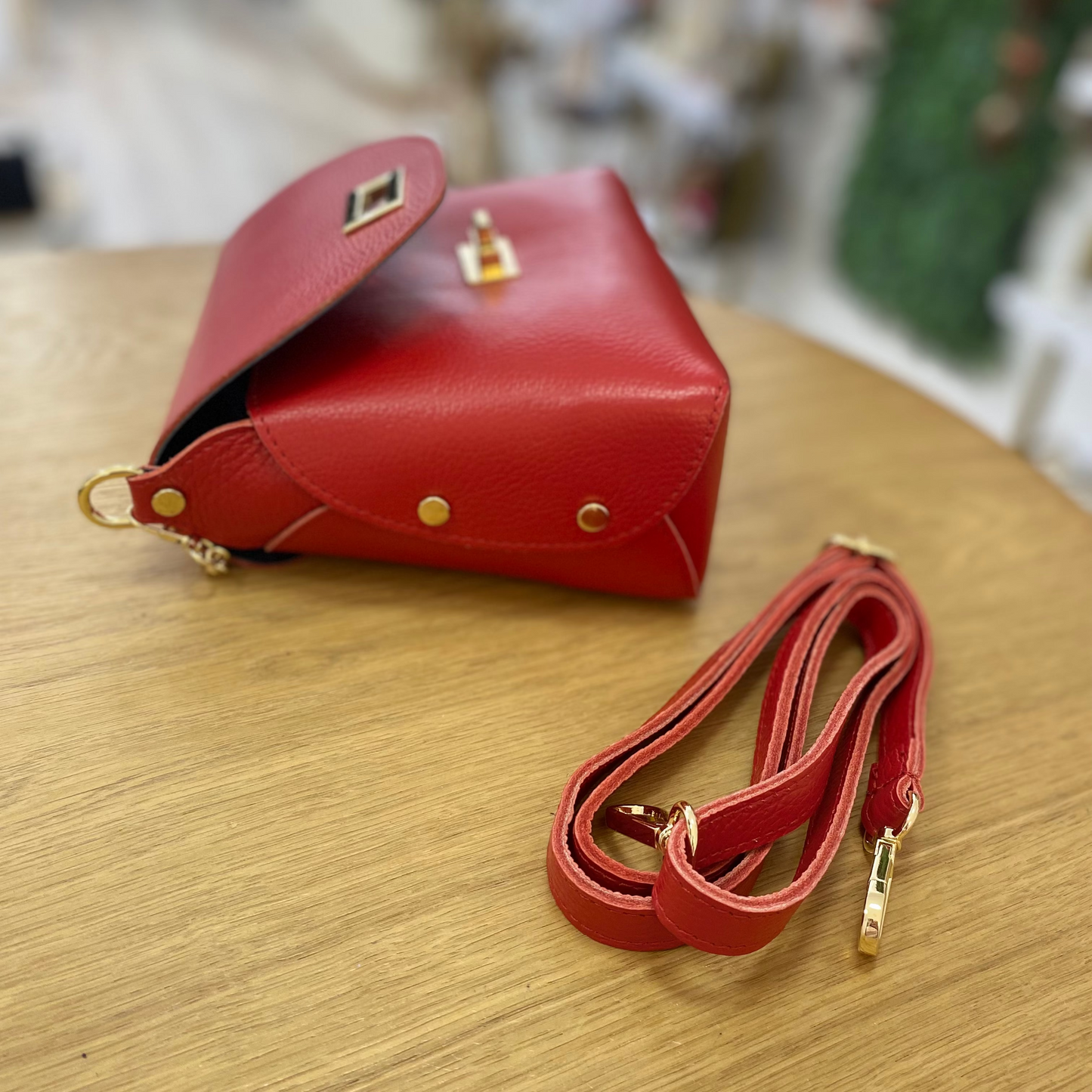 Bolso de piel 100% vacuno tipo bucket con tachuelas