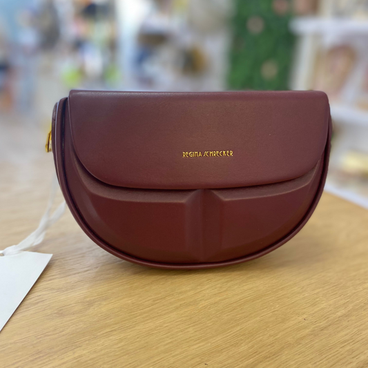 Bolso de mano y bandolera rígido con forma media luna y detalles geométricos color burdeos - mbyou