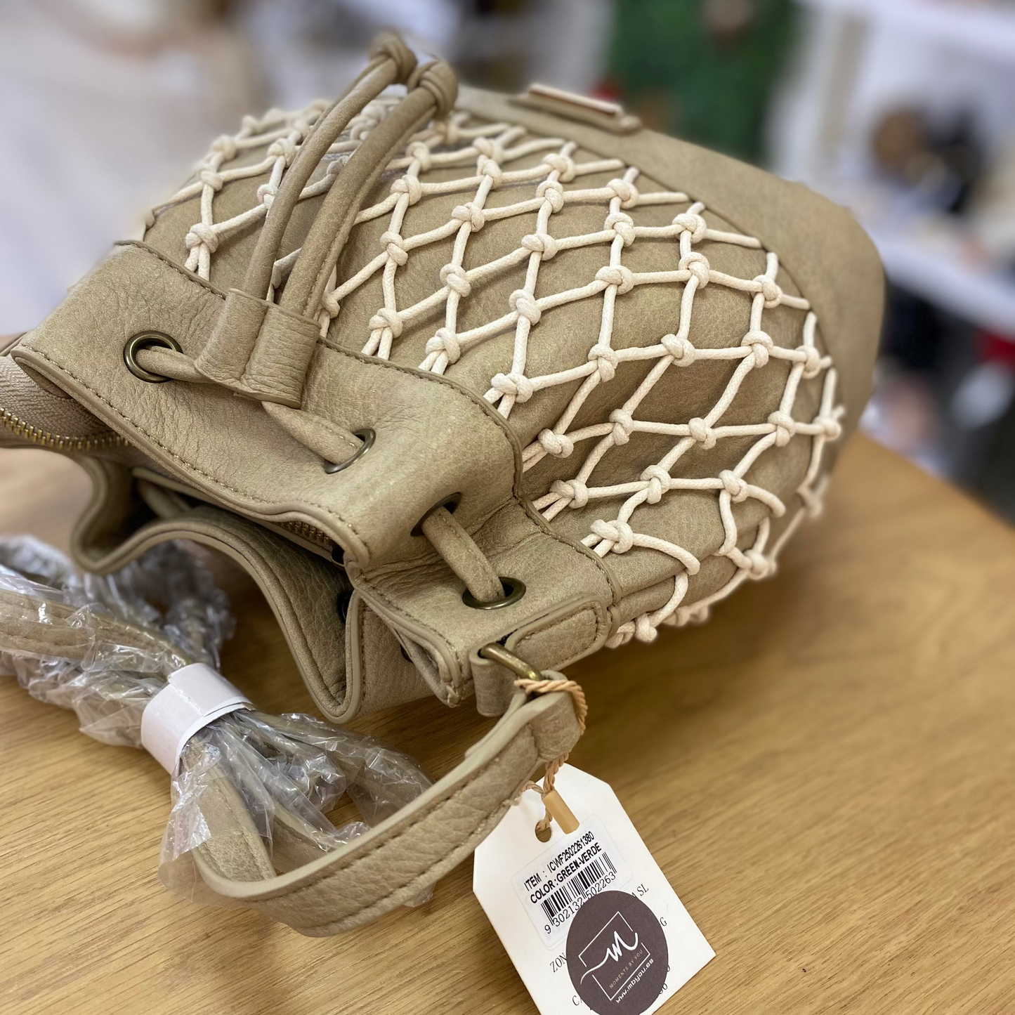 Bolso bandolera en formato saco con malla por la parte media del bolso en color verde grisáceo  - mbyou