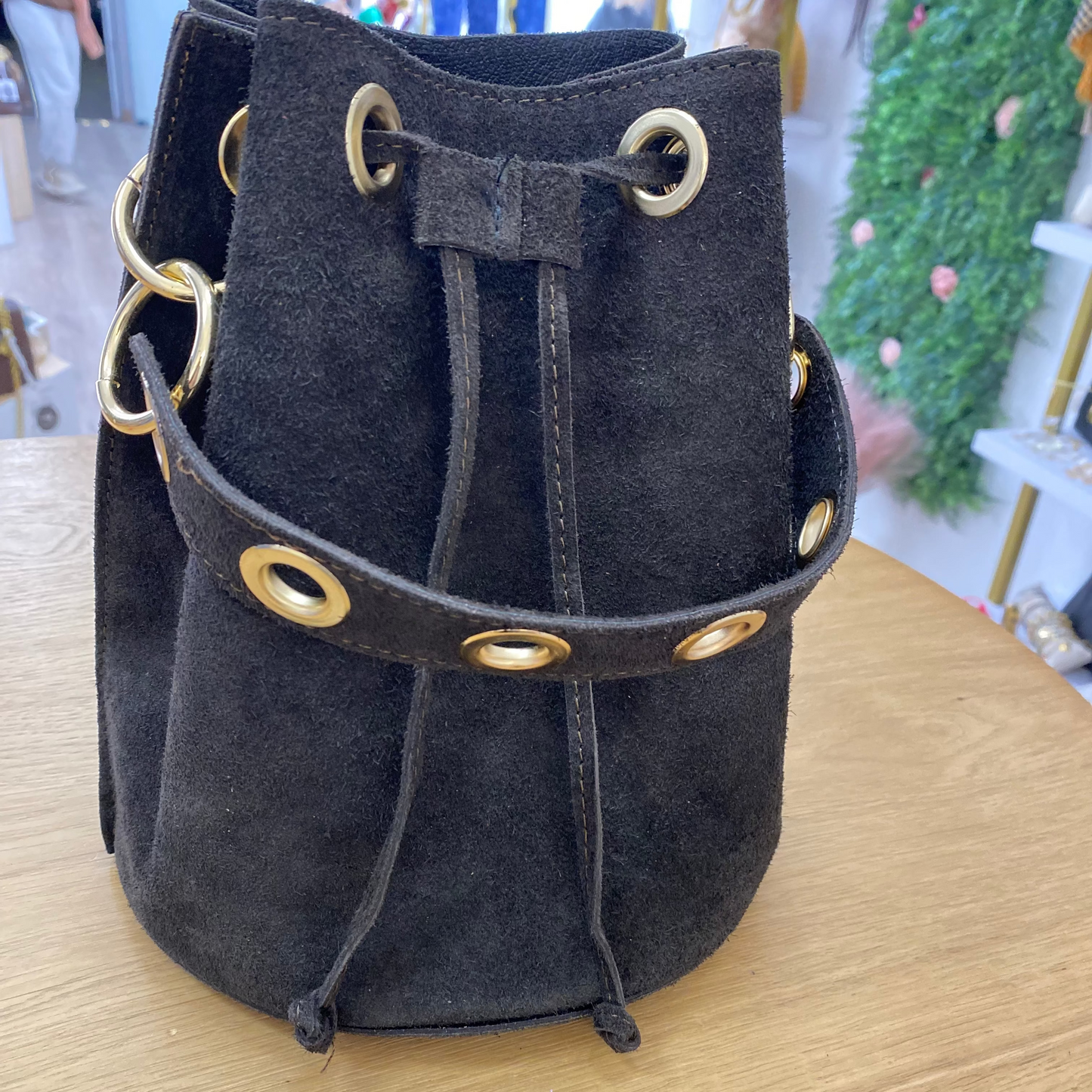 Bolso de hombro tipo saco 100% piel serraje auténtica en color marrón chocolate - mbyou