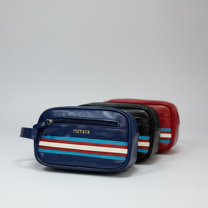 Bolso neceser acabado liso y detalle de líneas y logo de marca Privata - Moments by You