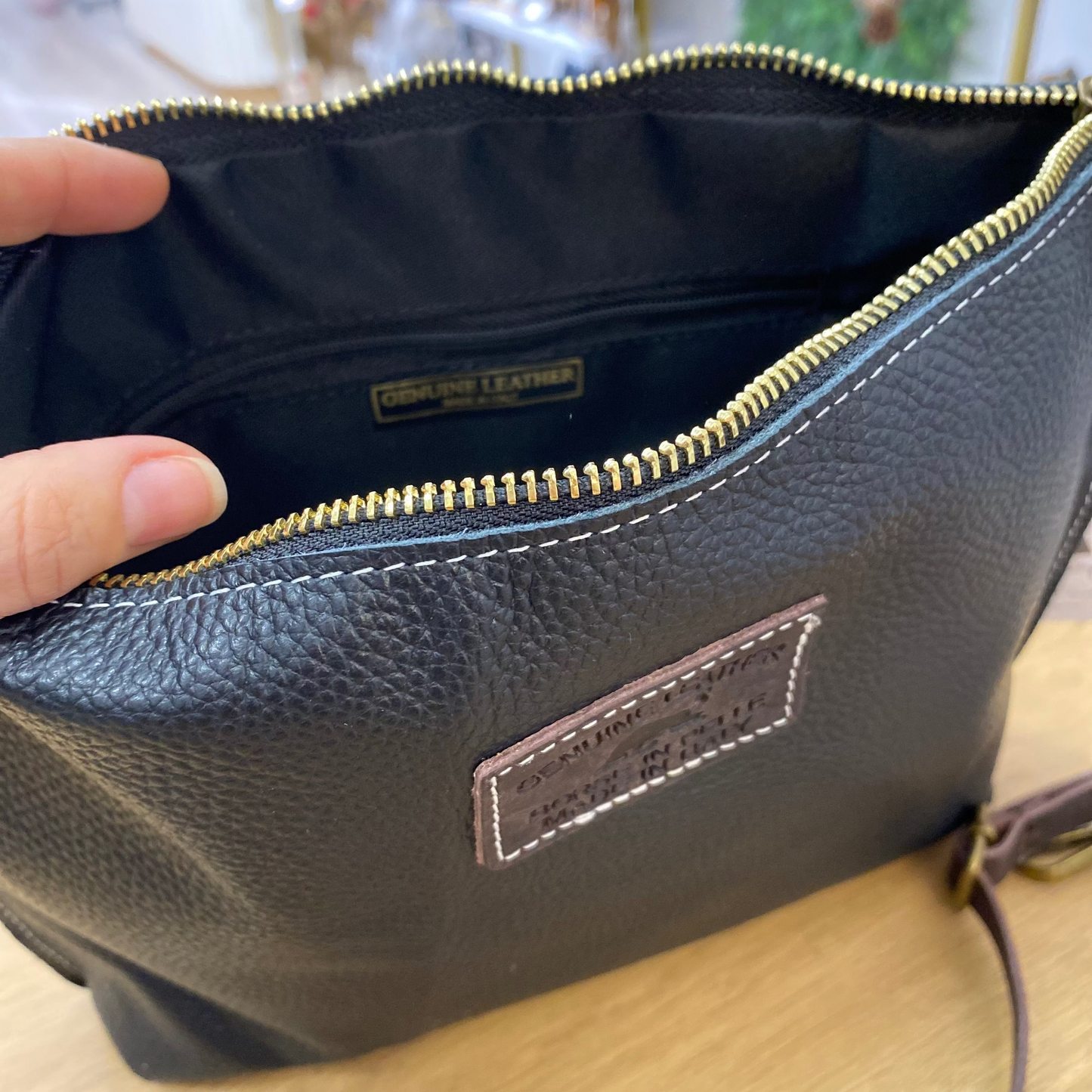 Bolso bandolera de piel 100% vacuno pespuntes en color negro