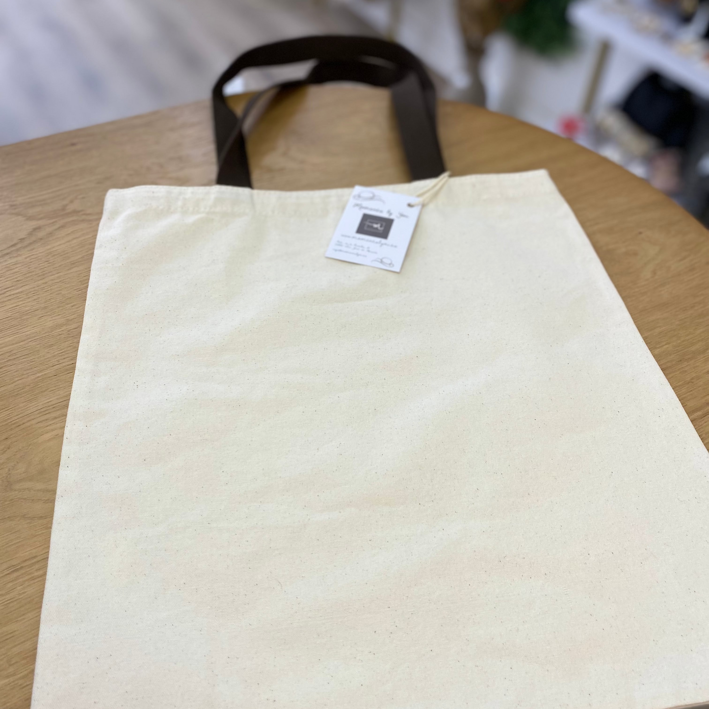 Tote bag de tela con detalle de mujer en color beige y marrón chocolate  - mbyou