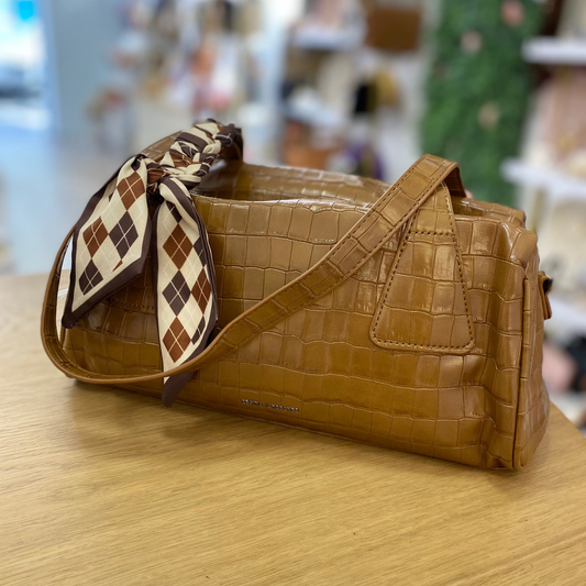 Bolso teckel alargado con detalle de pañuelo de rombos y efecto cocodrilo color taupé  - mbyou