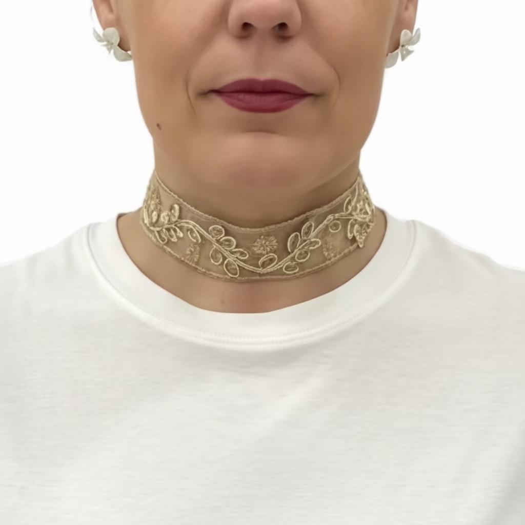Collar de tela tipo choker con diseño de ramas con hojas en dorado