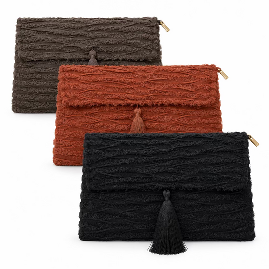 Bolso fiesta tipo sobre desflecado con solapa y borla