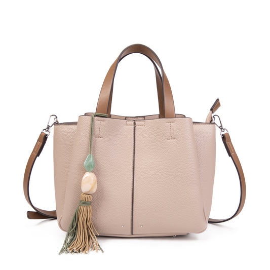 Bolso tipo shopper con asa corta y bandolera con detalle colgante color beige y topo