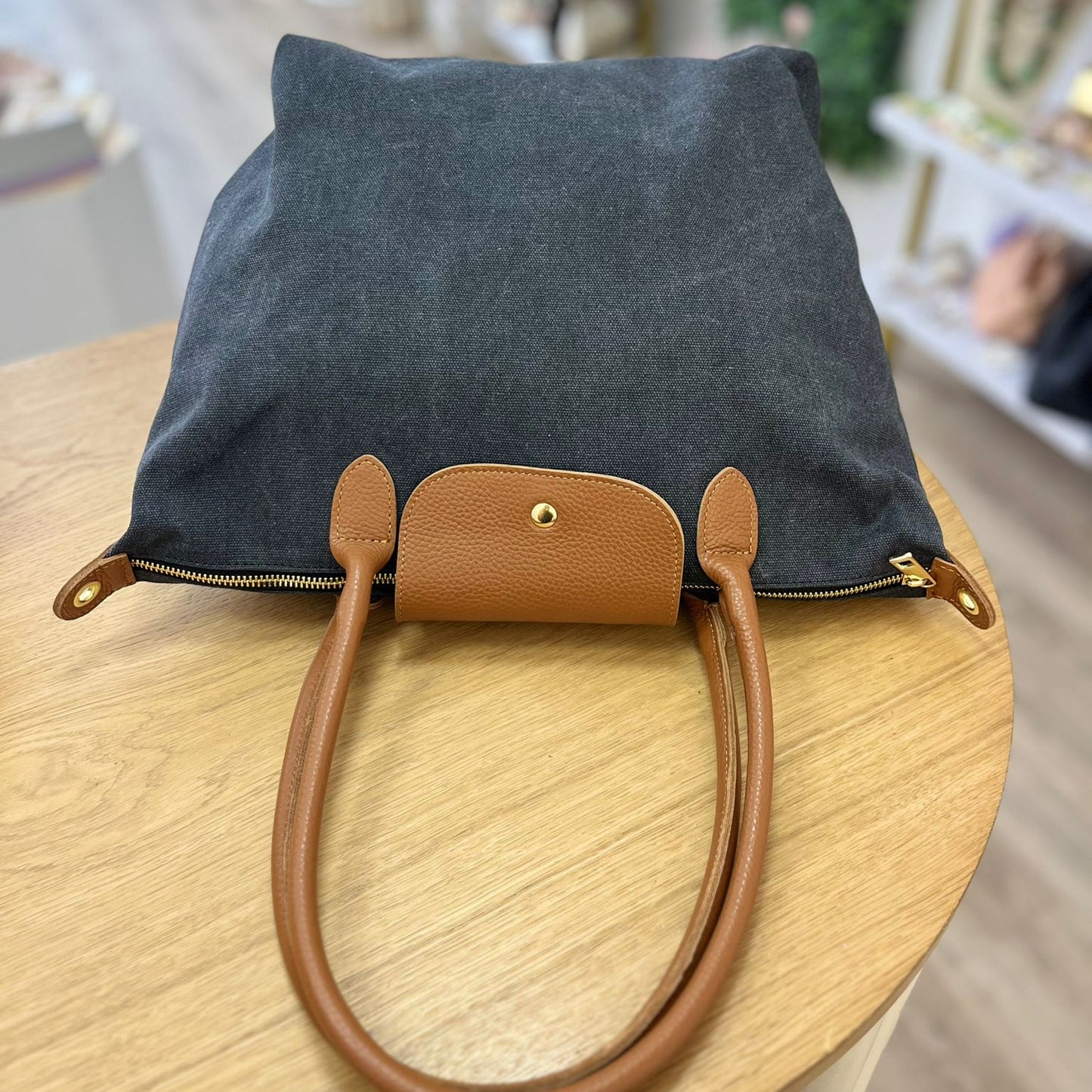 Bolso loneta y piel 100% auténtica tipo shopper color negro y solapa camel - mbyou