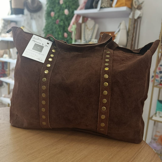 Bolso tipo shopper de serraje con detalle de tachuelas color chocolate - mbyou