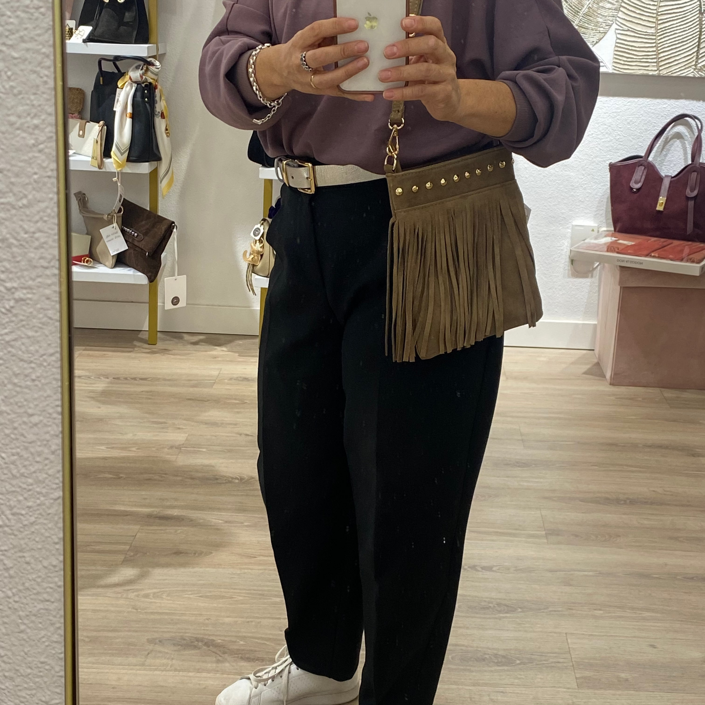 Bolso bandolera de piel 100% ante con flecos y tachuelas en color beige- mbyou