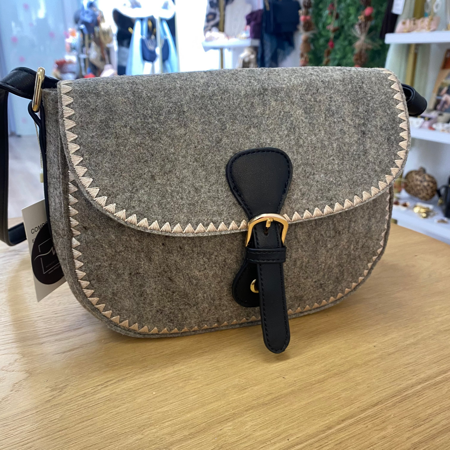 Bolso bandolera de fieltro con bordados en gris y beige