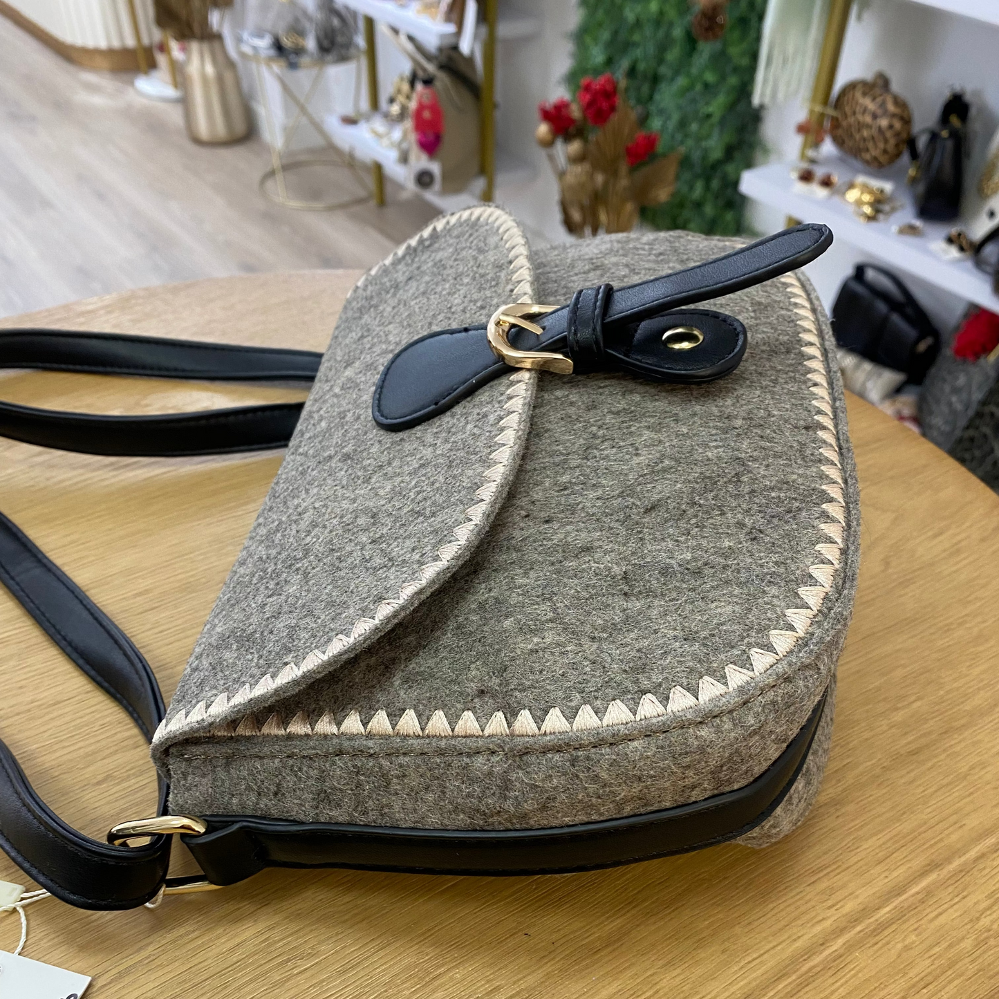 Bolso bandolera de fieltro con bordados en gris y beige