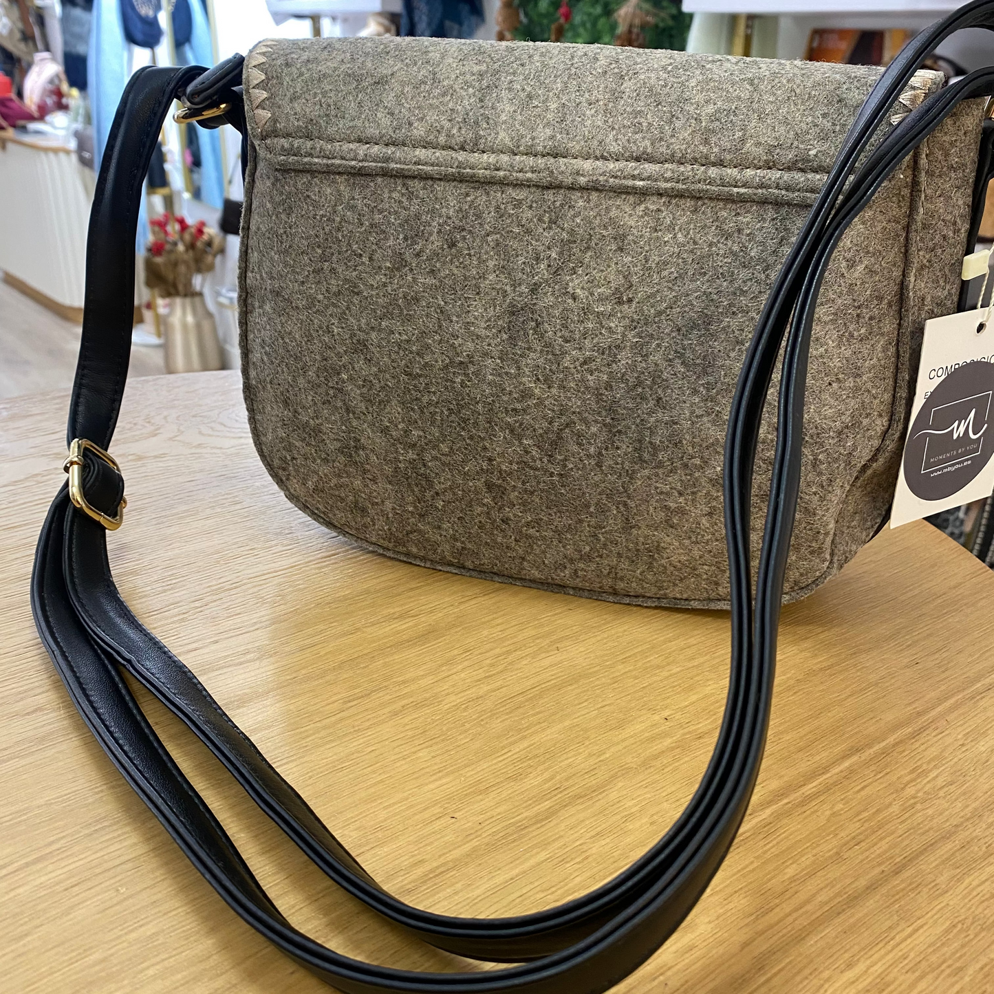 Bolso bandolera de fieltro con bordados en gris y beige