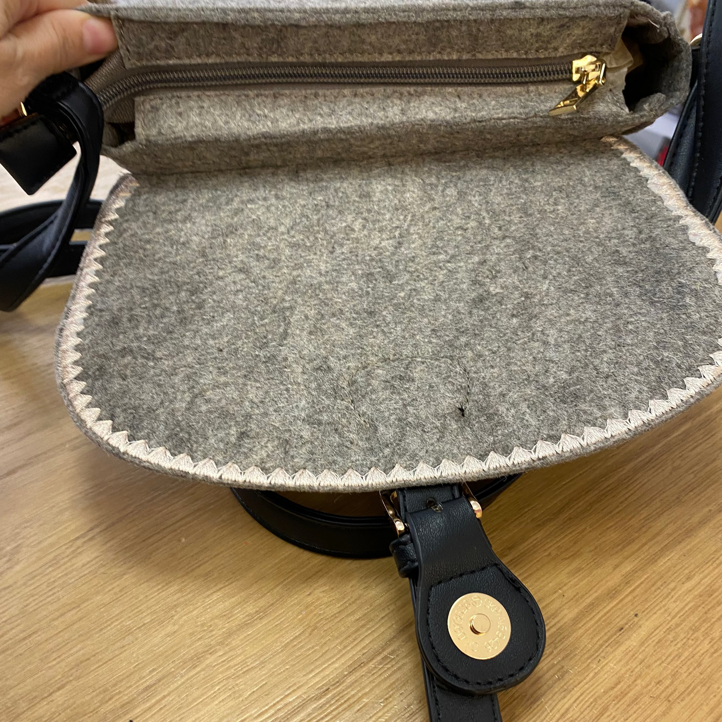 Bolso bandolera de fieltro con bordados en gris y beige