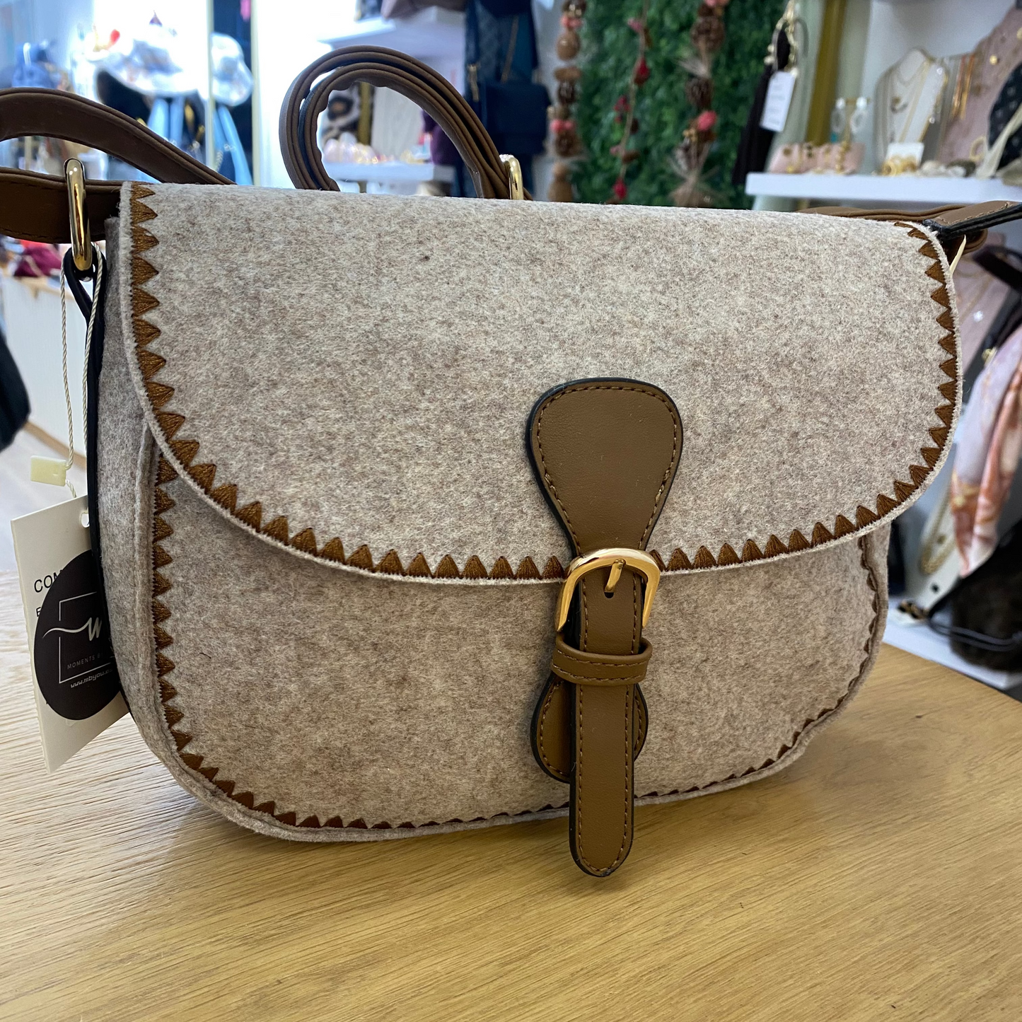 Bolso bandolera de fieltro con bordados en marrón