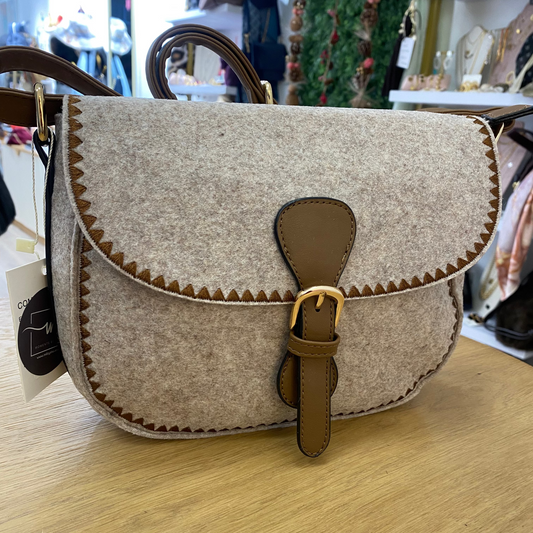 Bolso bandolera de fieltro con bordados en marrón