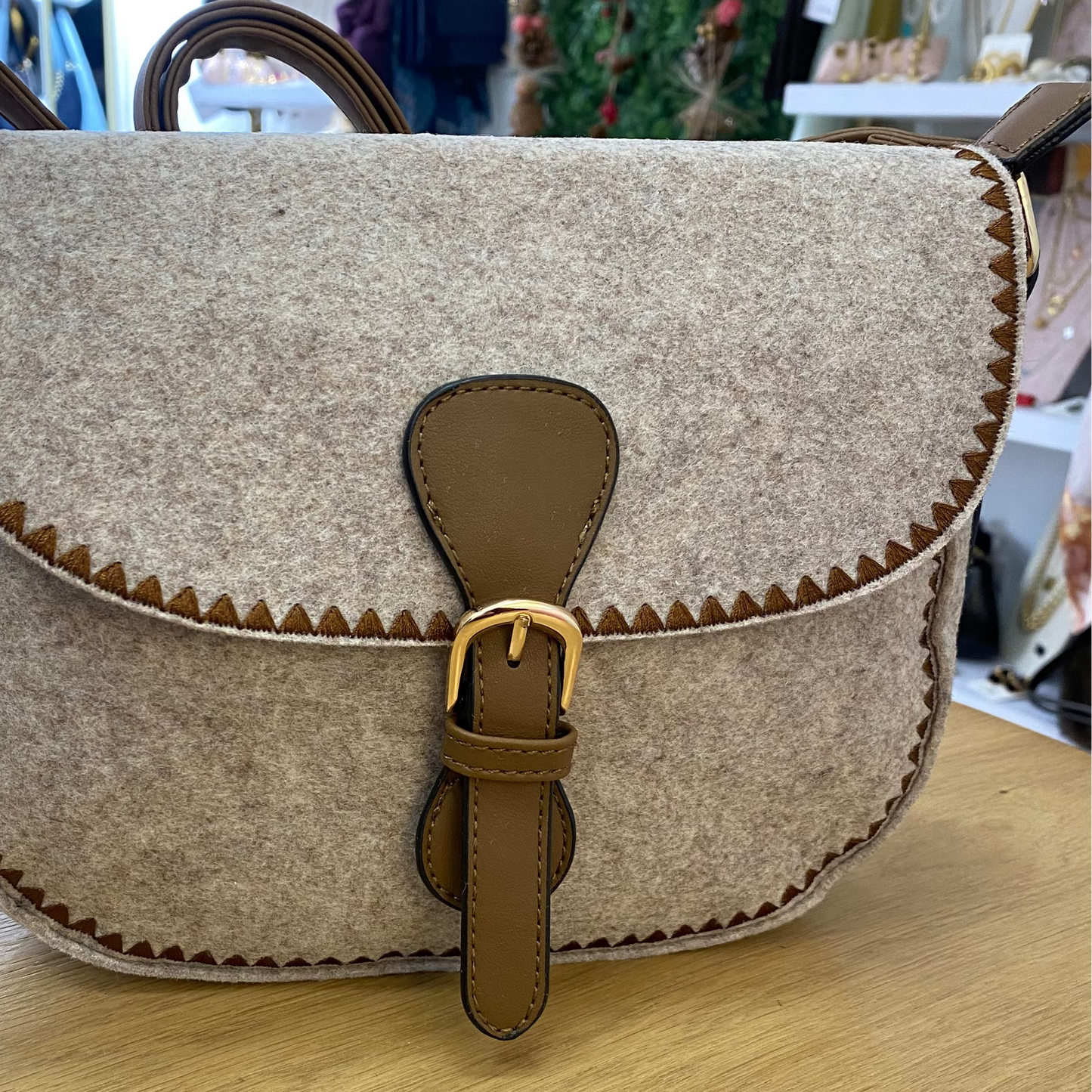 Bolso bandolera de fieltro con bordados en marrón