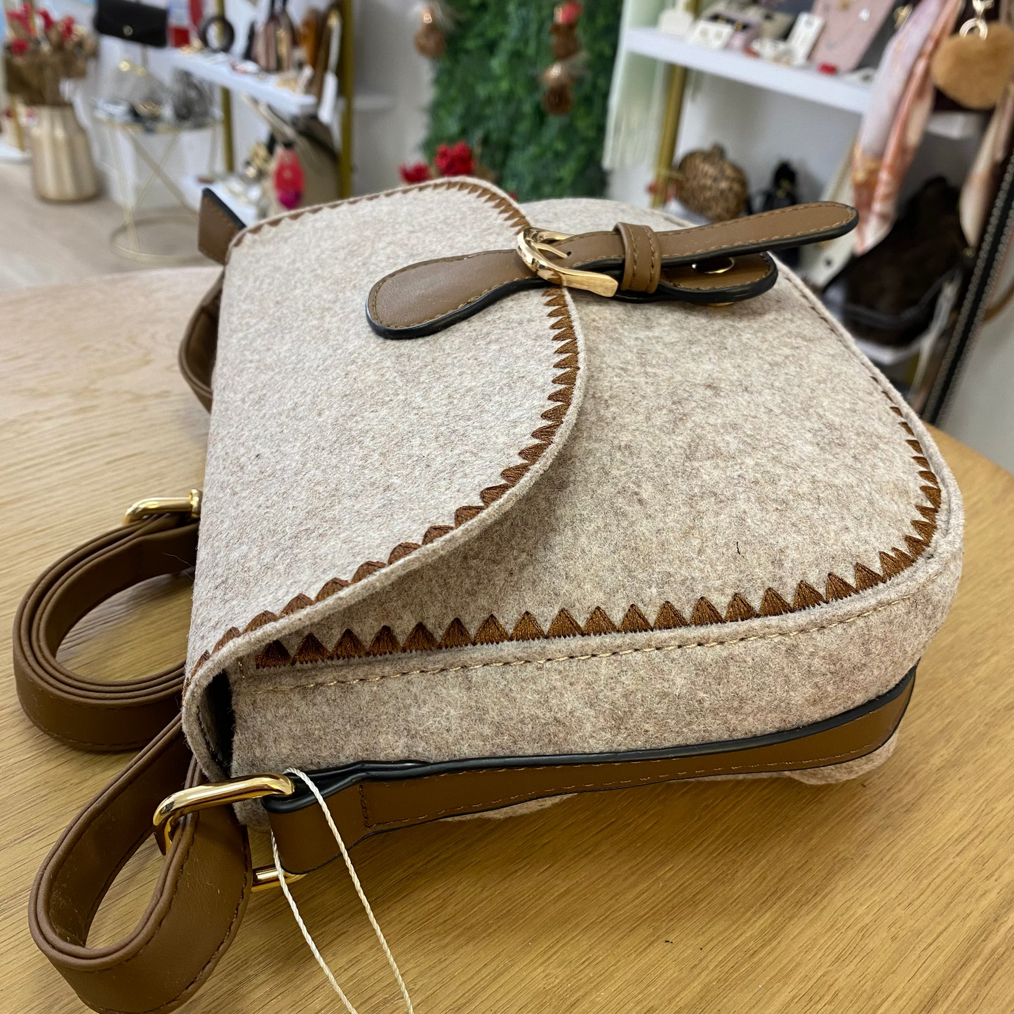 Bolso bandolera de fieltro con bordados en marrón