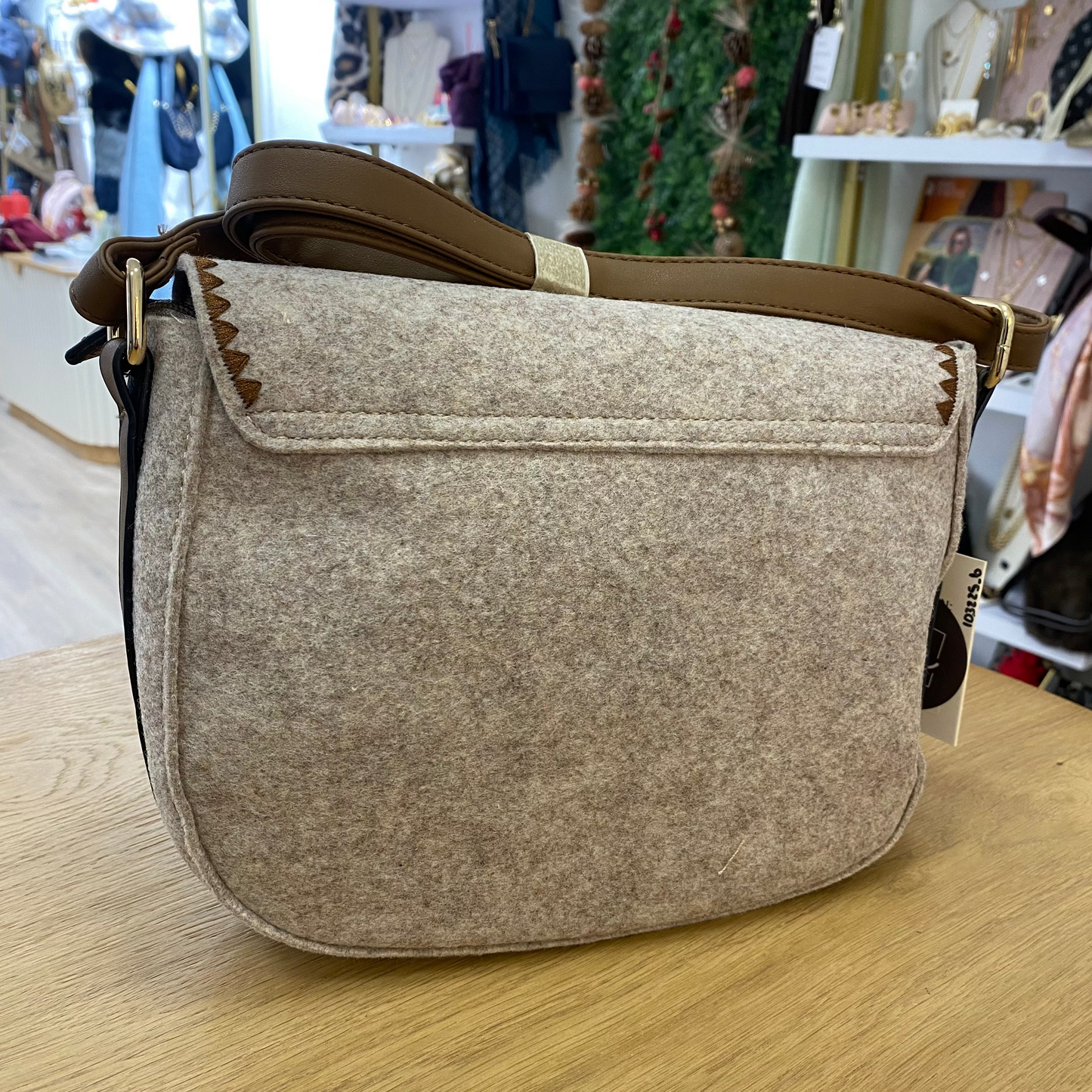 Bolso bandolera de fieltro con bordados en marrón