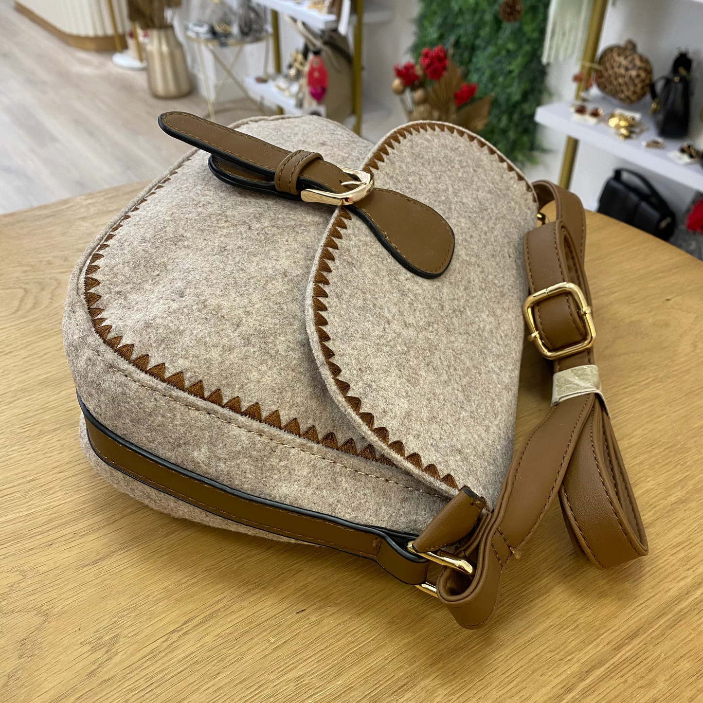 Bolso bandolera de fieltro con bordados en marrón