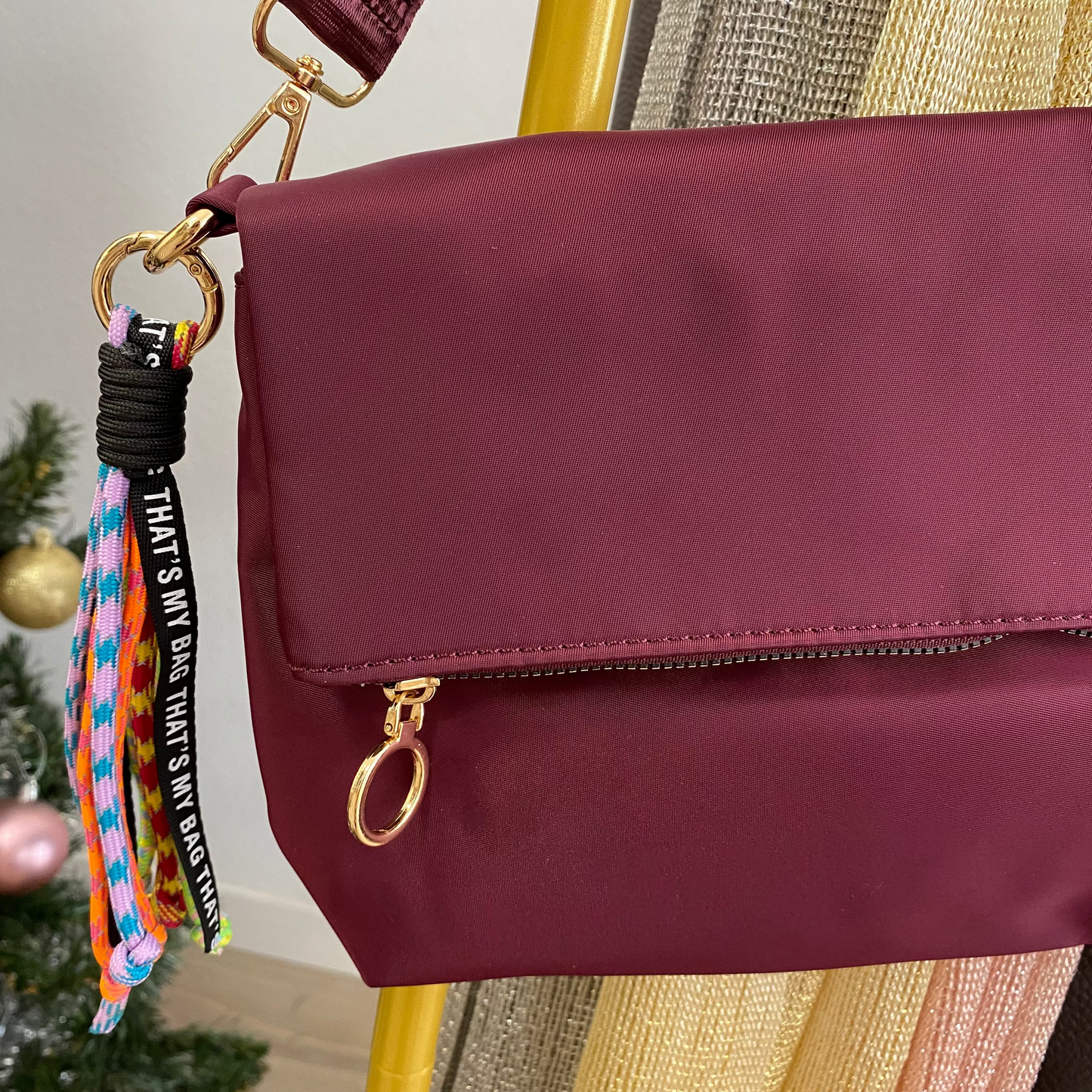 Bolso bandolera nylon burdeos con llavero de cuerdas