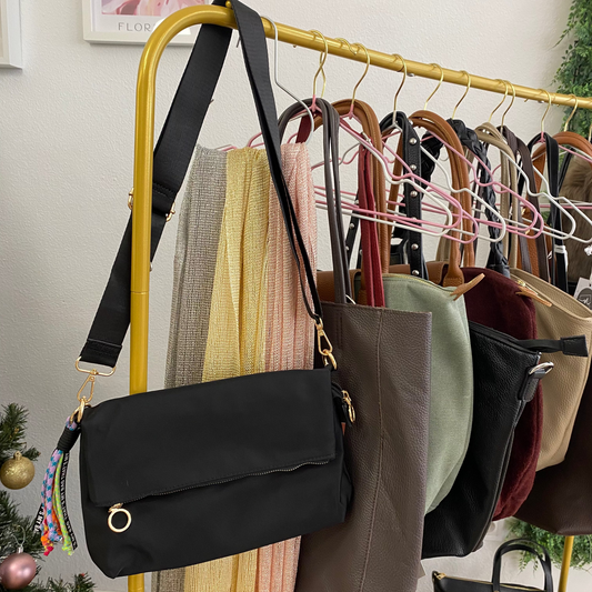 Bolso bandolera nylon negro con llavero de cuerdas