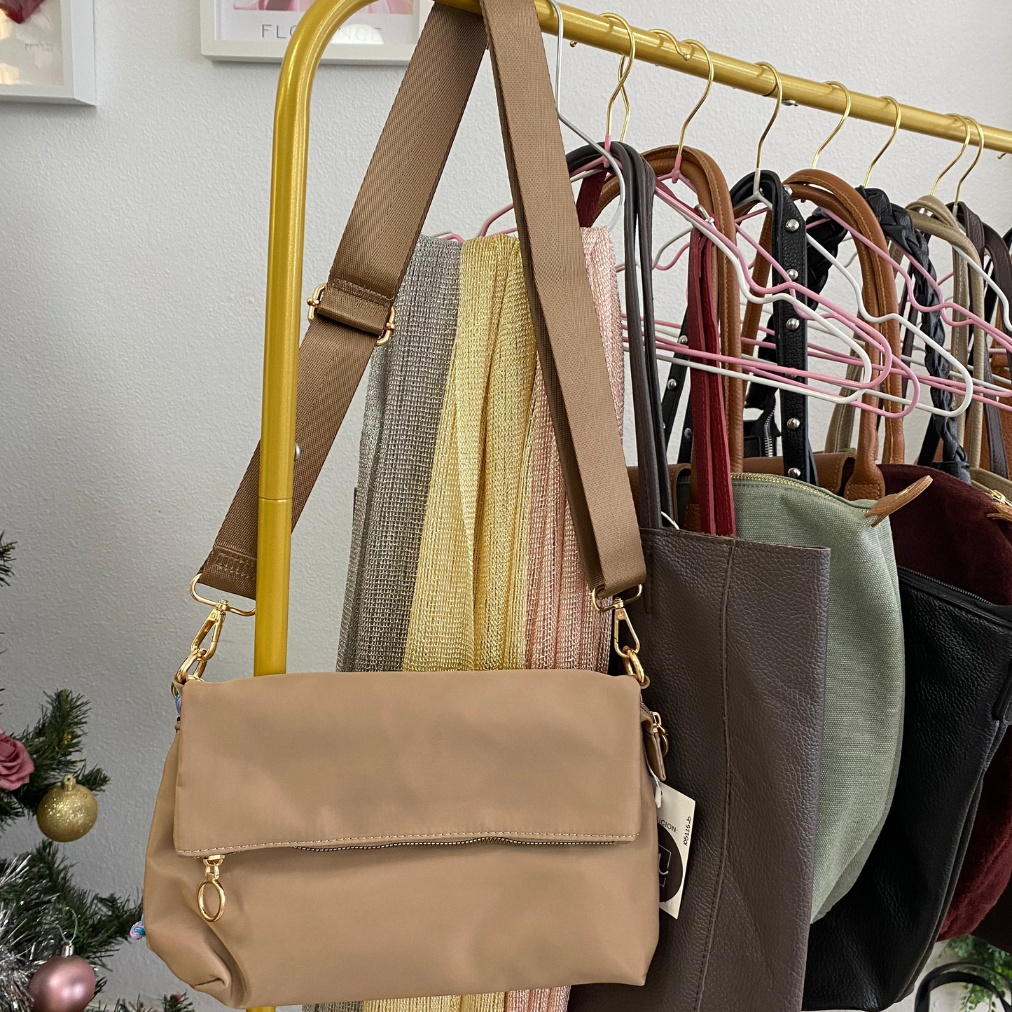 Bolso bandolera nylon camel con llavero de cuerdas