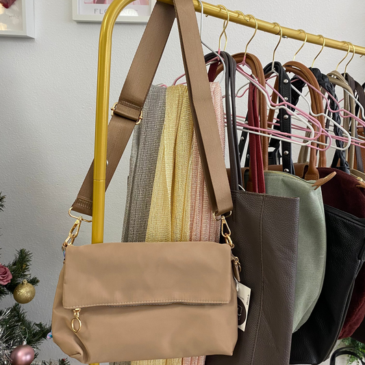 Bolso bandolera nylon camel con llavero de cuerdas