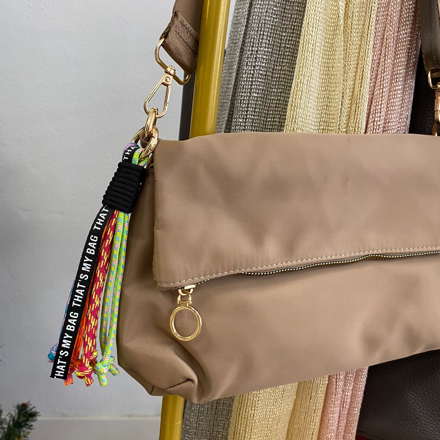 Bolso bandolera nylon camel con llavero de cuerdas