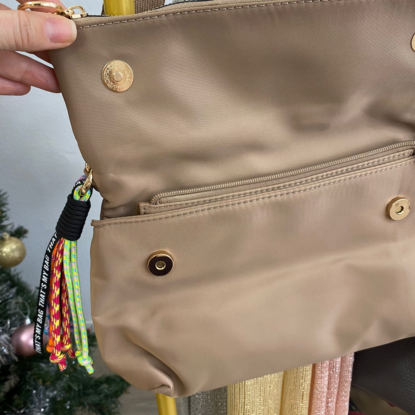 Bolso bandolera nylon camel con llavero de cuerdas