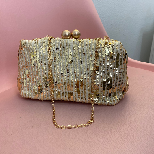 Bolso clutch con hileras de lentejuelas diferentes acabado oro