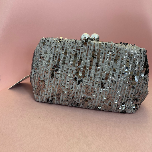Bolso clutch con hileras de lentejuelas diferentes acabado plata
