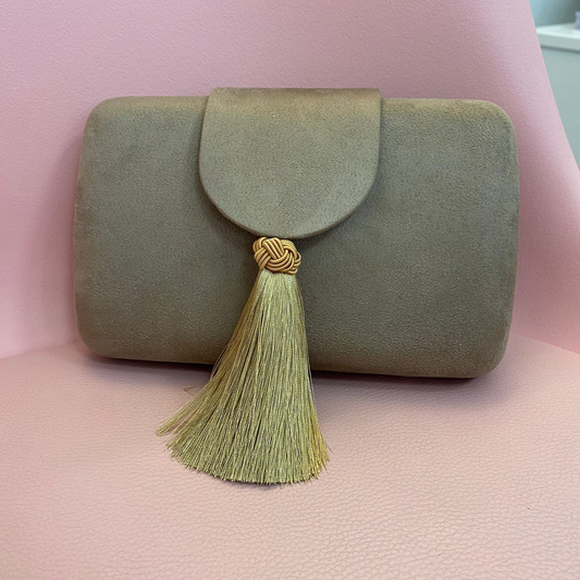 Bolso clutch en marrón nude con solapa y borla