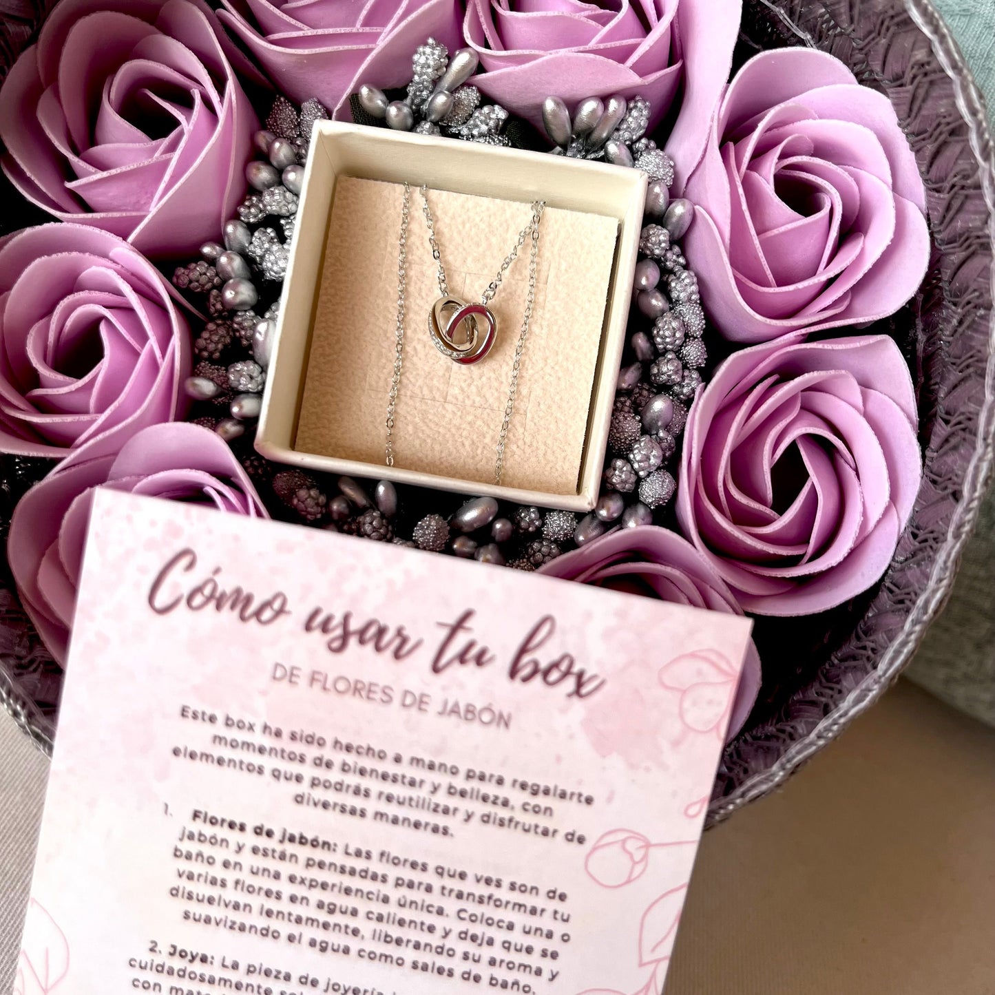 Cofre joyero regalo gris pequeño con flores de jabón y collar de plata anillos enlazados