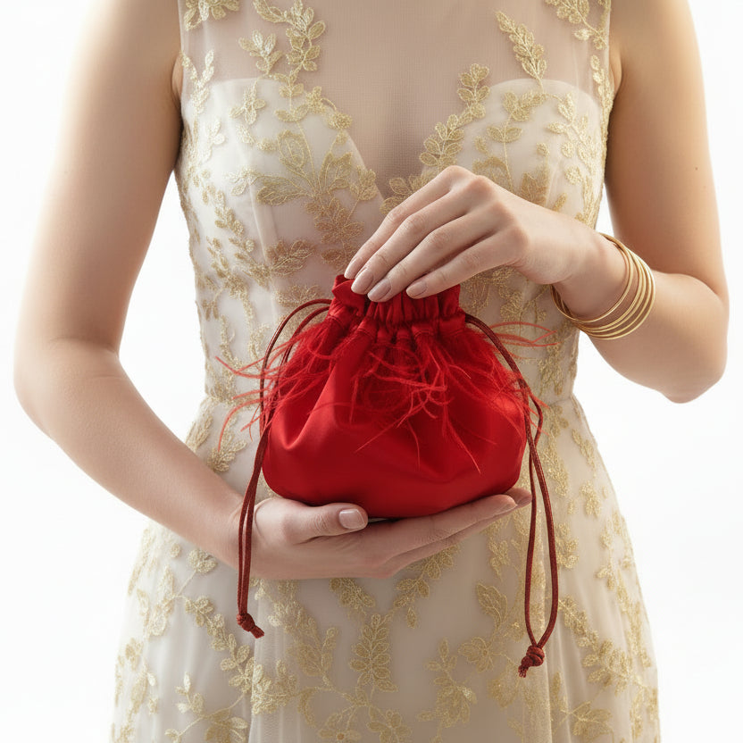 Bolso fiesta de mano tipo limosnera de raso rojo con plumas - Moments by You