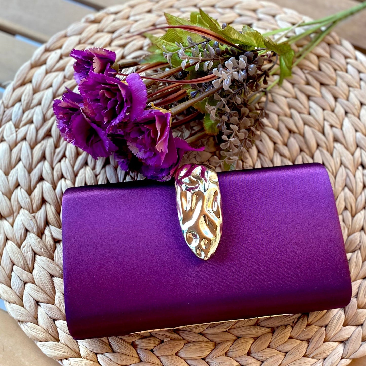 Bolso de mano fiesta de raso color berenjena y cierre hoja dorada - Moments by You