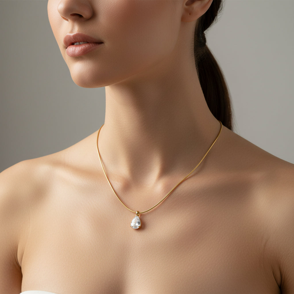 Collar acero con charm gota circonita brillante acabado oro