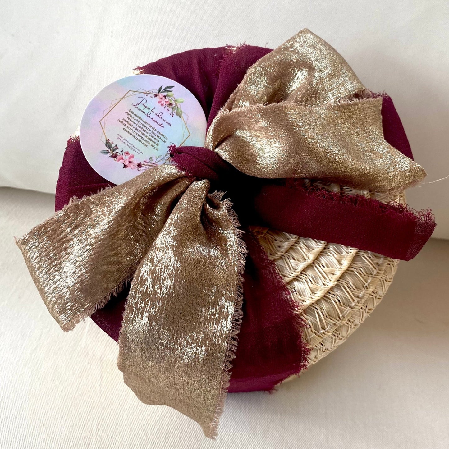 Cofre joyero regalo beige pequeño con flores de jabón y pulsera de acero corazones enlazados