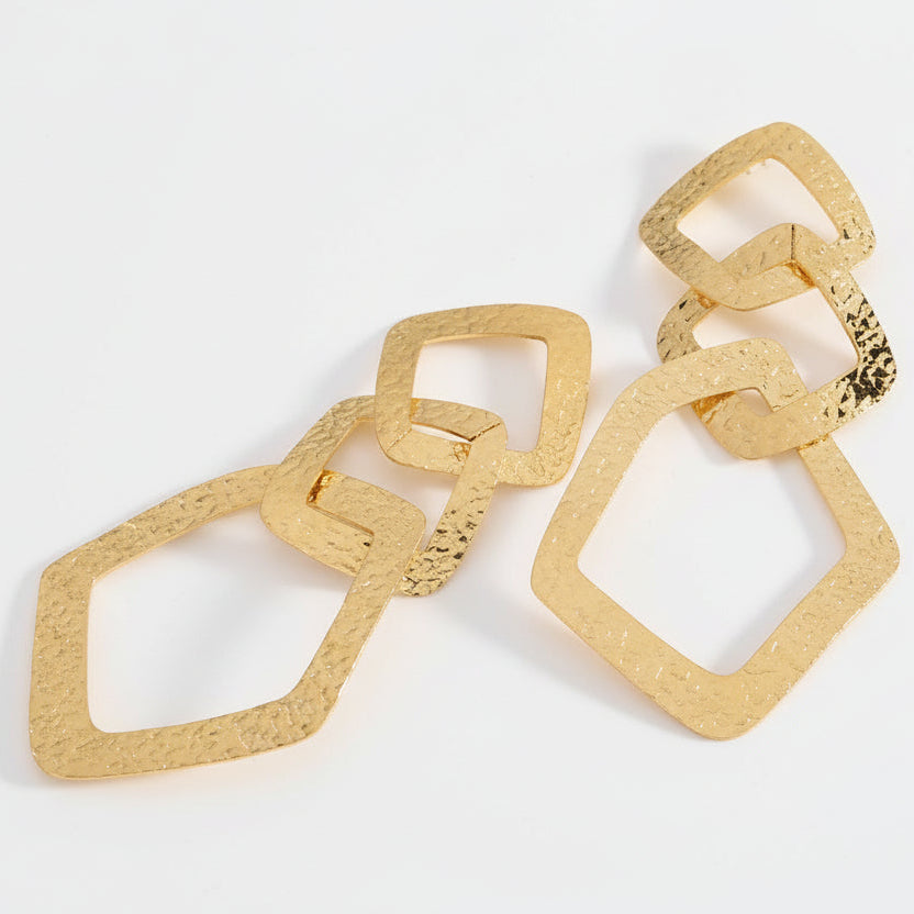 Pendientes largos con formas geométricas entrelazadas acabado oro - Moments by You