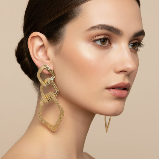 Pendientes largos con formas geométricas entrelazadas acabado oro - Moments by You