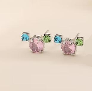 Pendientes de acero cortos con tres circonitas de colores diferentes