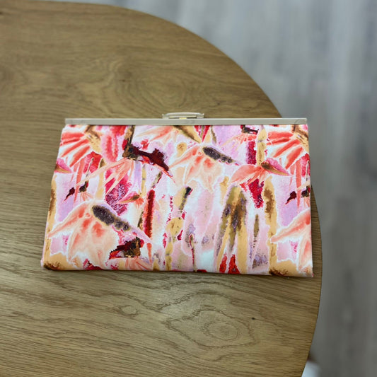 Bolso de fiesta tipo clutch con estampado colorido y floral em tonos rosas y salmón - mbyou