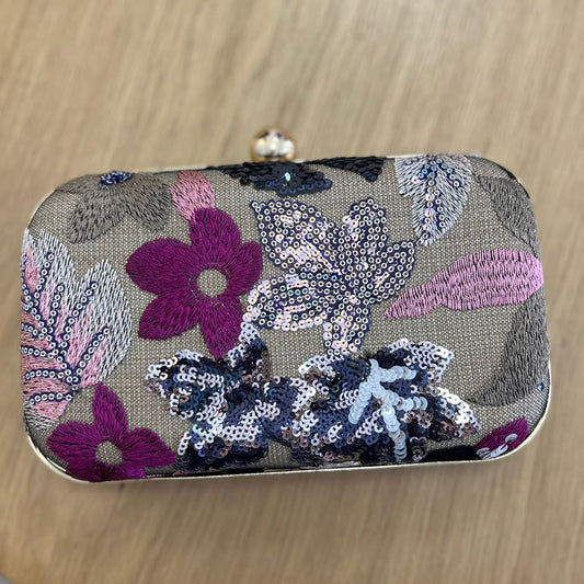 Bolso de mano tipo pochette con detalles florales de lentejuelas buganvilla y azul - mbyou