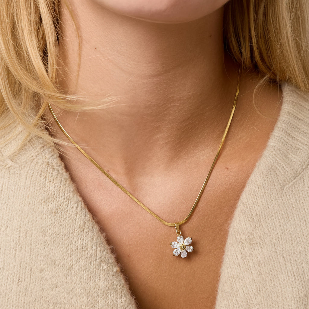 Collar de acero plano con flor con circonitas