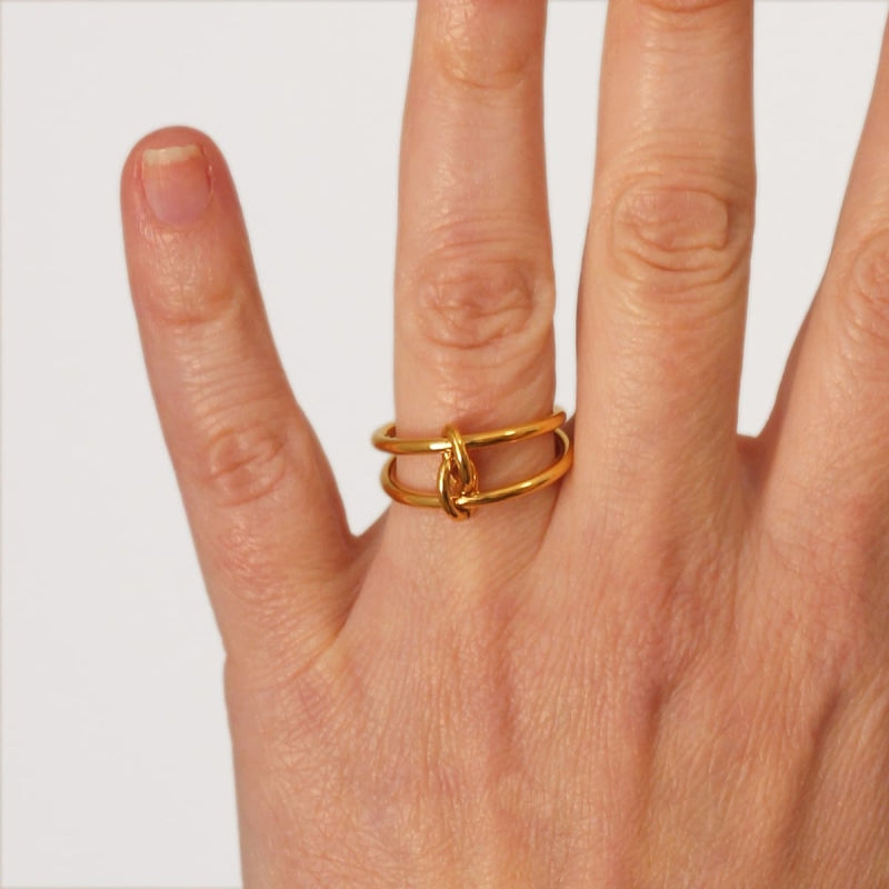 Anillo de acero quirúrgico con diseño de nudo