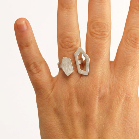 Anillo de acero con doble figura geométrica en plata y acabado mate