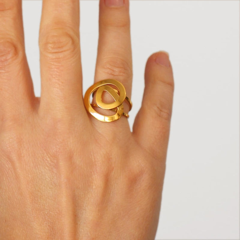 Anillo de acero quirúrgico con diseño entrelazado