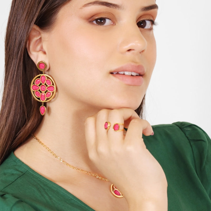 Anillo de acero con dos piedras de cristal en fucsia y acabado oro