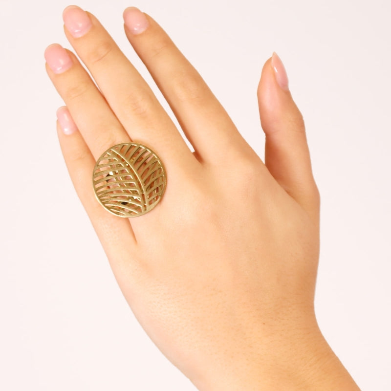 Anillo de acero circular con diseño de tiras en acabado oro