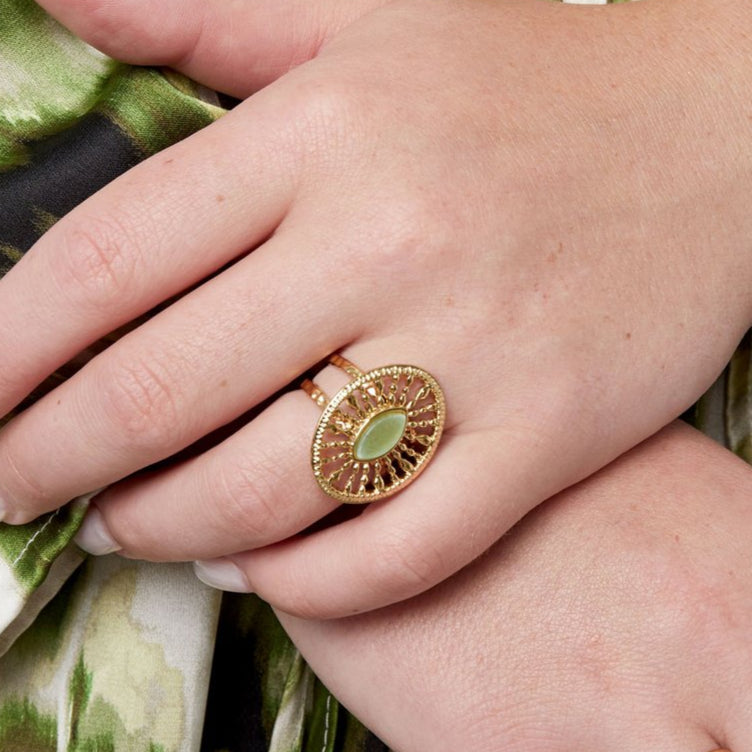 Anillo de acero inoxidable en forma ovalada estilo barroco con piedra central azul acabado oro  - mbyou